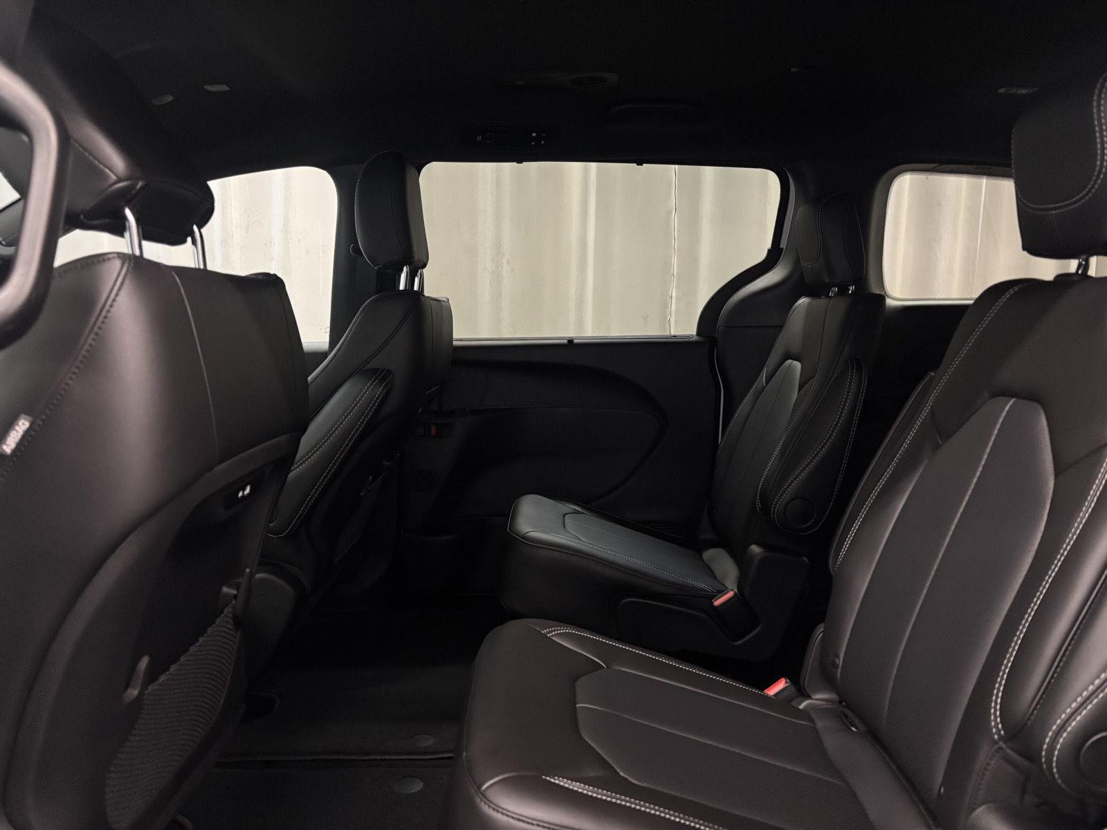 New 2027 Bright White Clear-Coat Paint Chrysler Select image 29