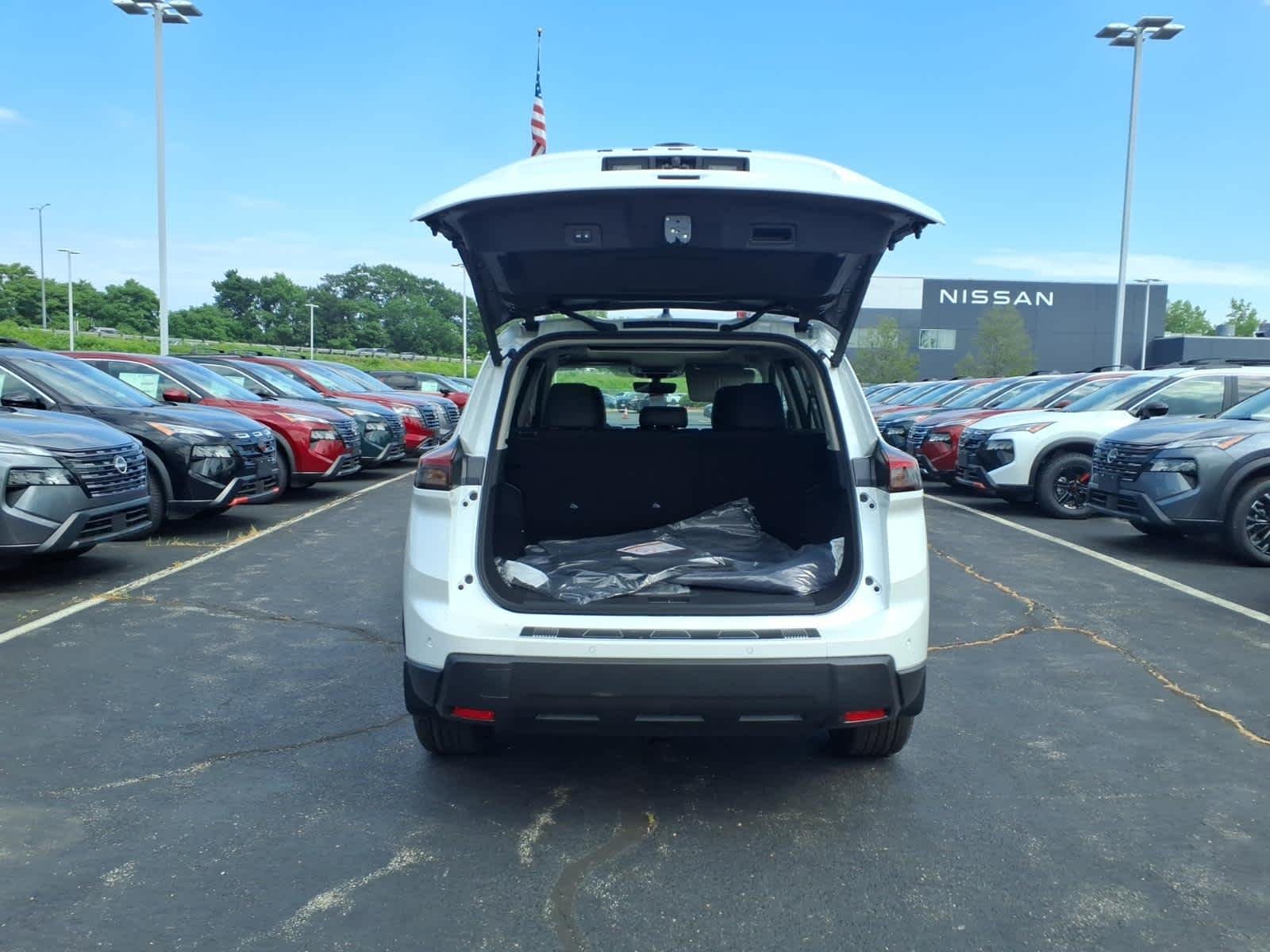 New 2026 Everest White Pearl Tricoat Nissan Dark Armor image 6