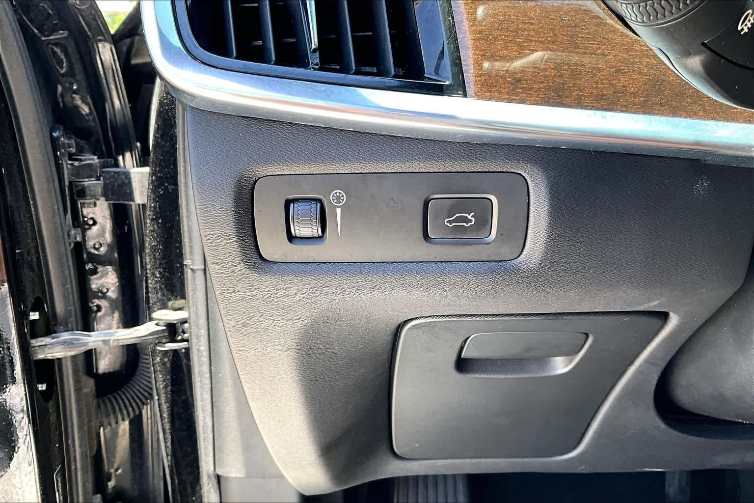 Used 2018 Onyx Black Metallic Volvo Momentum image 33