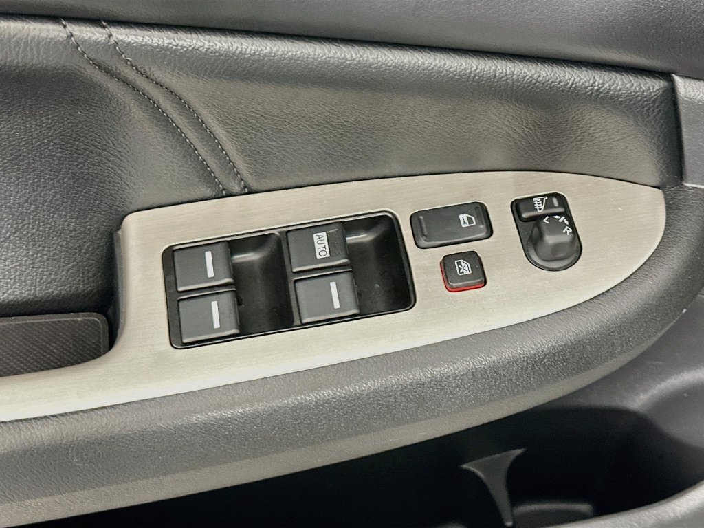 Used 2005 Silver Frost Metallic Honda EX-L image 17