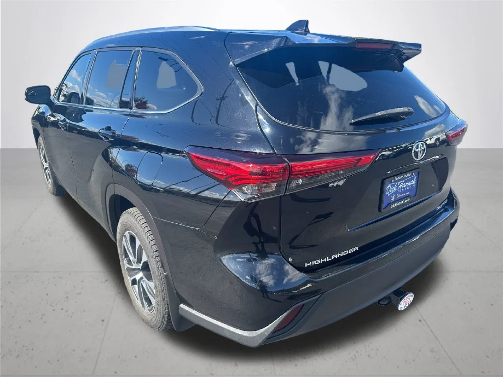 Used 2021 Black Toyota XLE image 9