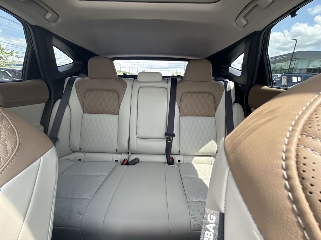Used 2025 White Nissan Platinum image 22