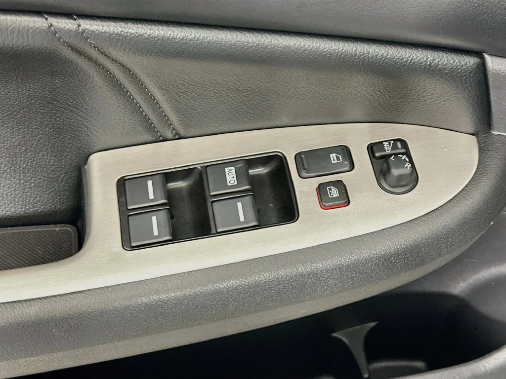 Used 2005 Silver Frost Metallic Honda EX-L image 17