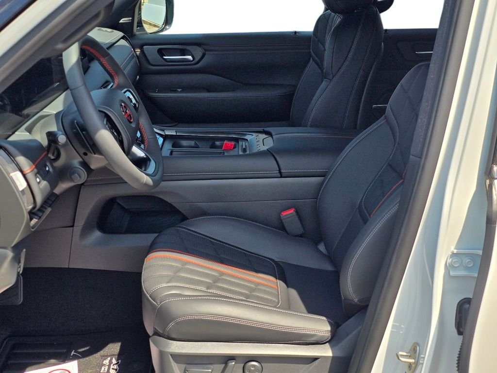 New 2026 Aspen White TriCoat / Super Black Two-tone Nissan PRO-4X® image 13