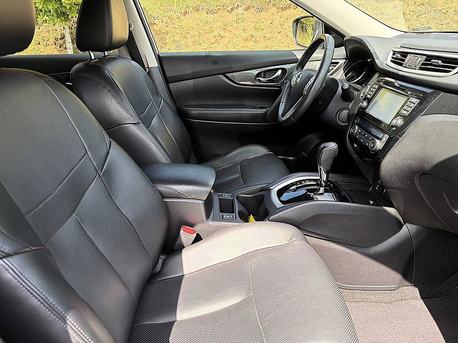Used 2015 Brilliant Silver Nissan SL image 19