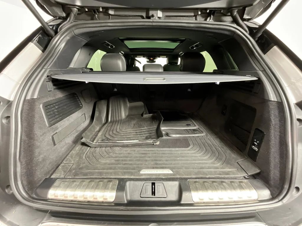 Used 2023 Gray Land Rover SE Dynamic image 27