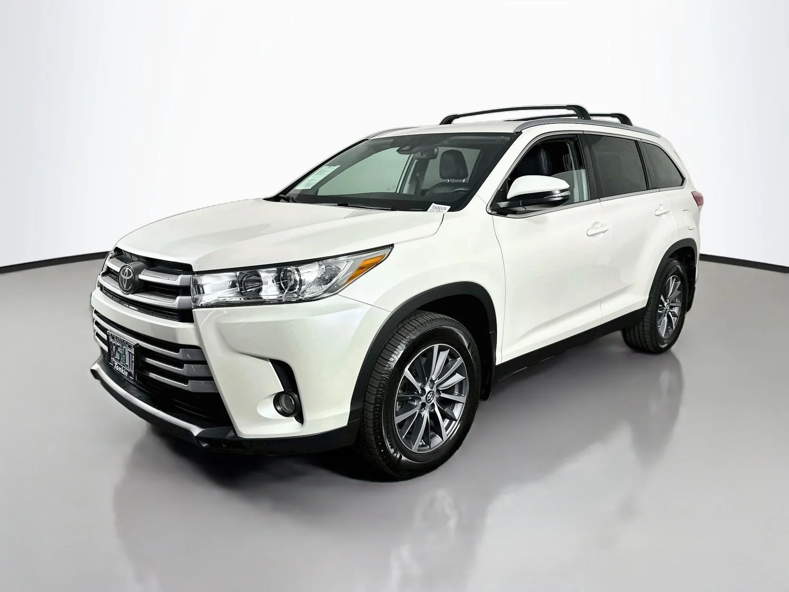 Used 2019 White Toyota XLE image 3