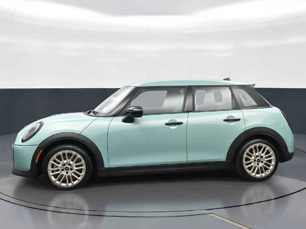 Certified Used 2025 Green MINI Signature Plus image 5
