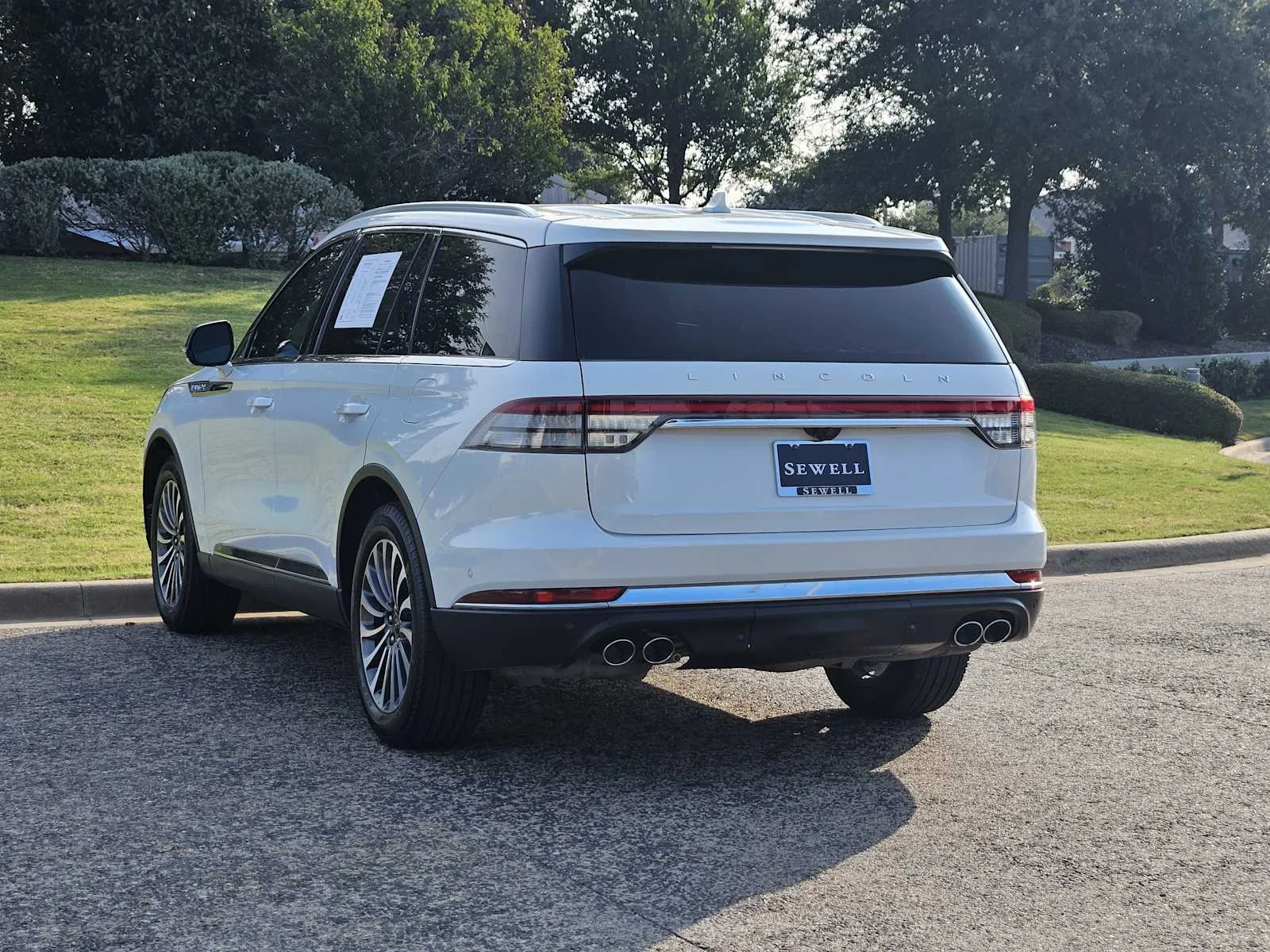 Used 2023 Pristine White Metallic Tri-Coat Lincoln Reserve image 5