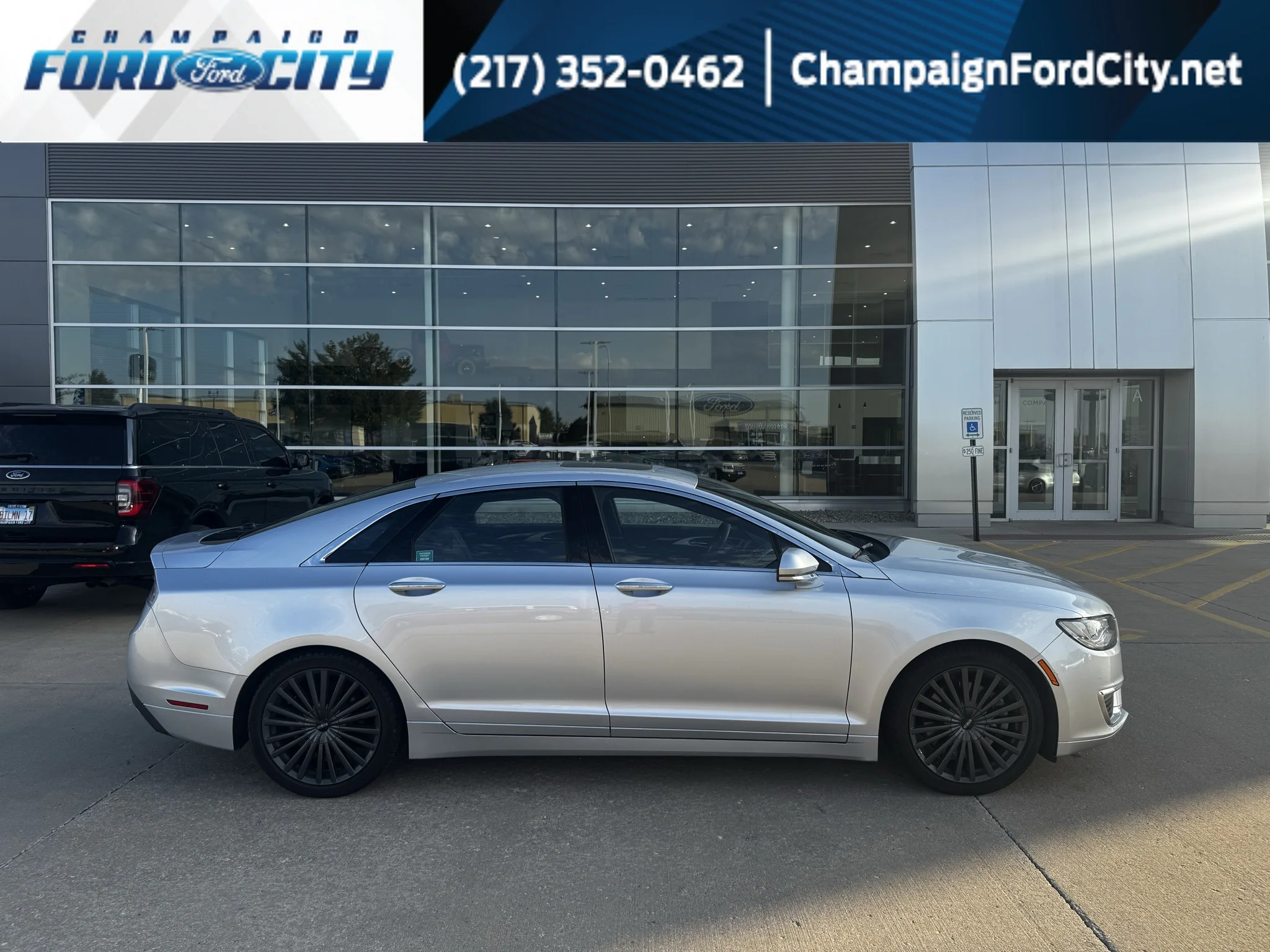Used 2017 Ingot Silver Metallic Lincoln Reserve image 1