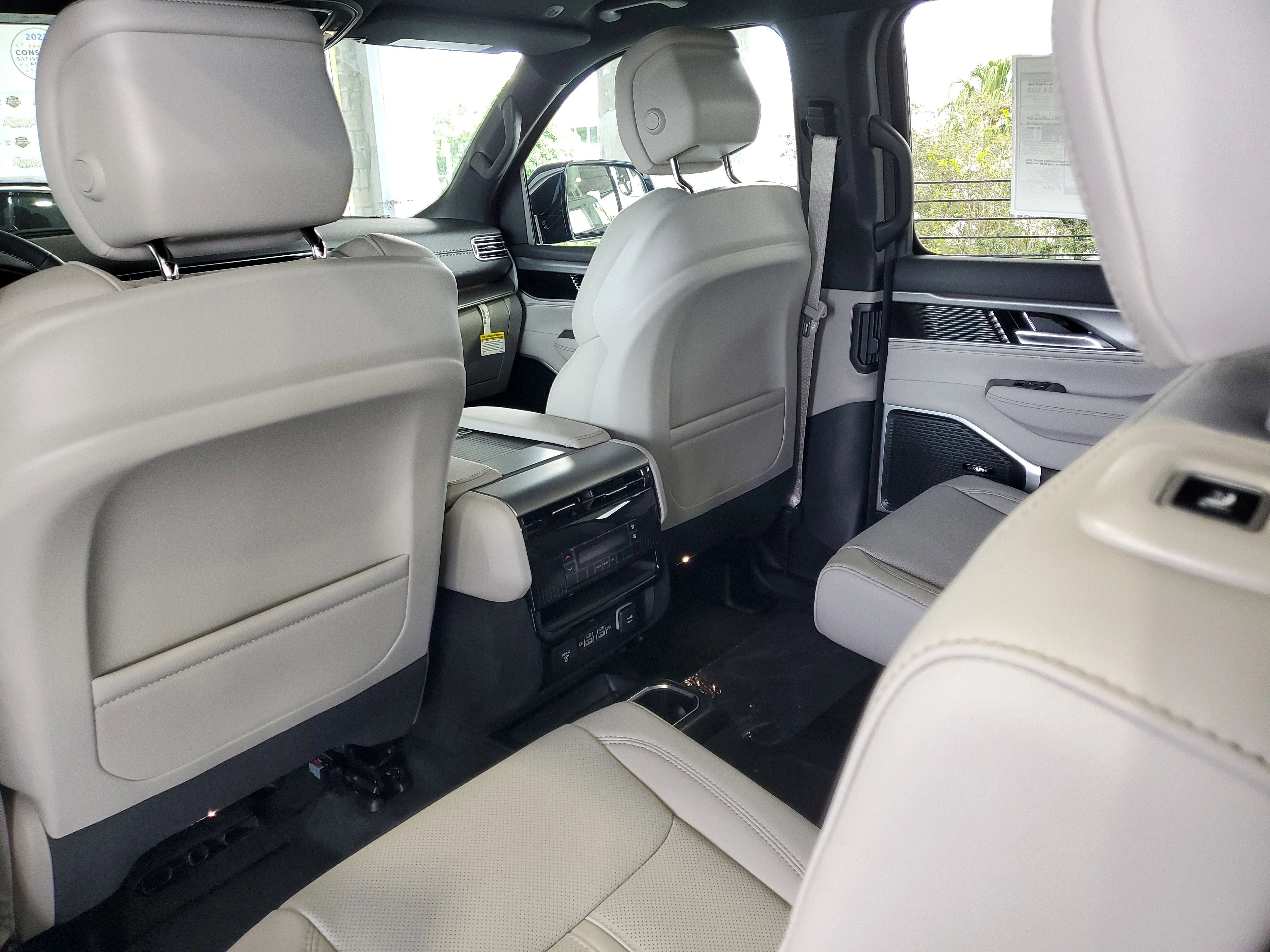New 2026 Bright White Clear-Coat Exterior Paint Jeep  image 9