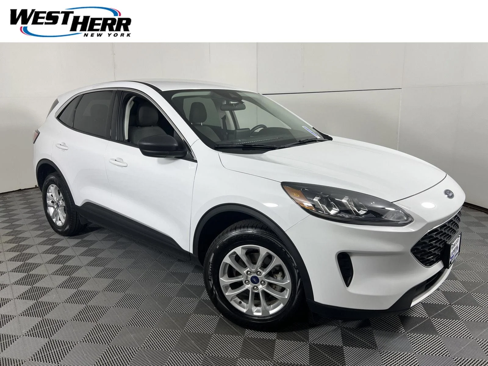 Used 2022 Oxford White Ford SE image 1