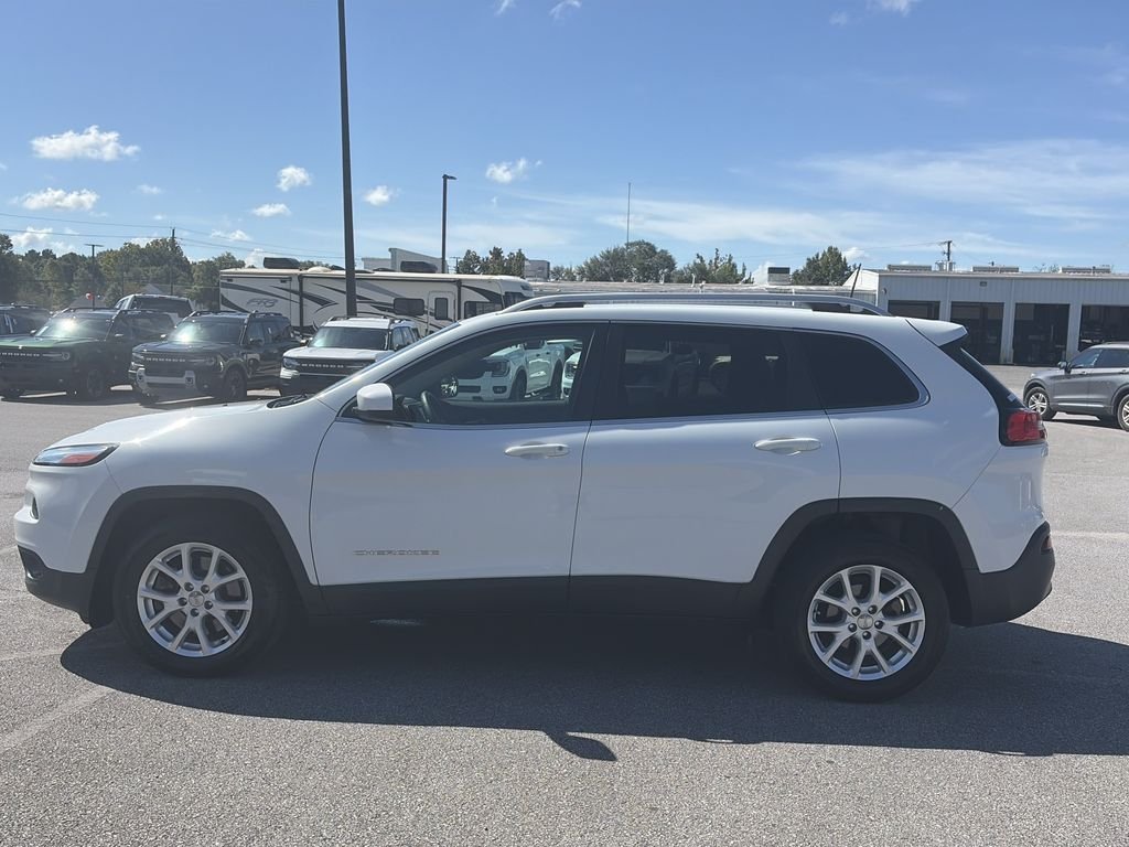 Used 2016 Bright White Clearcoat Jeep Latitude image 4