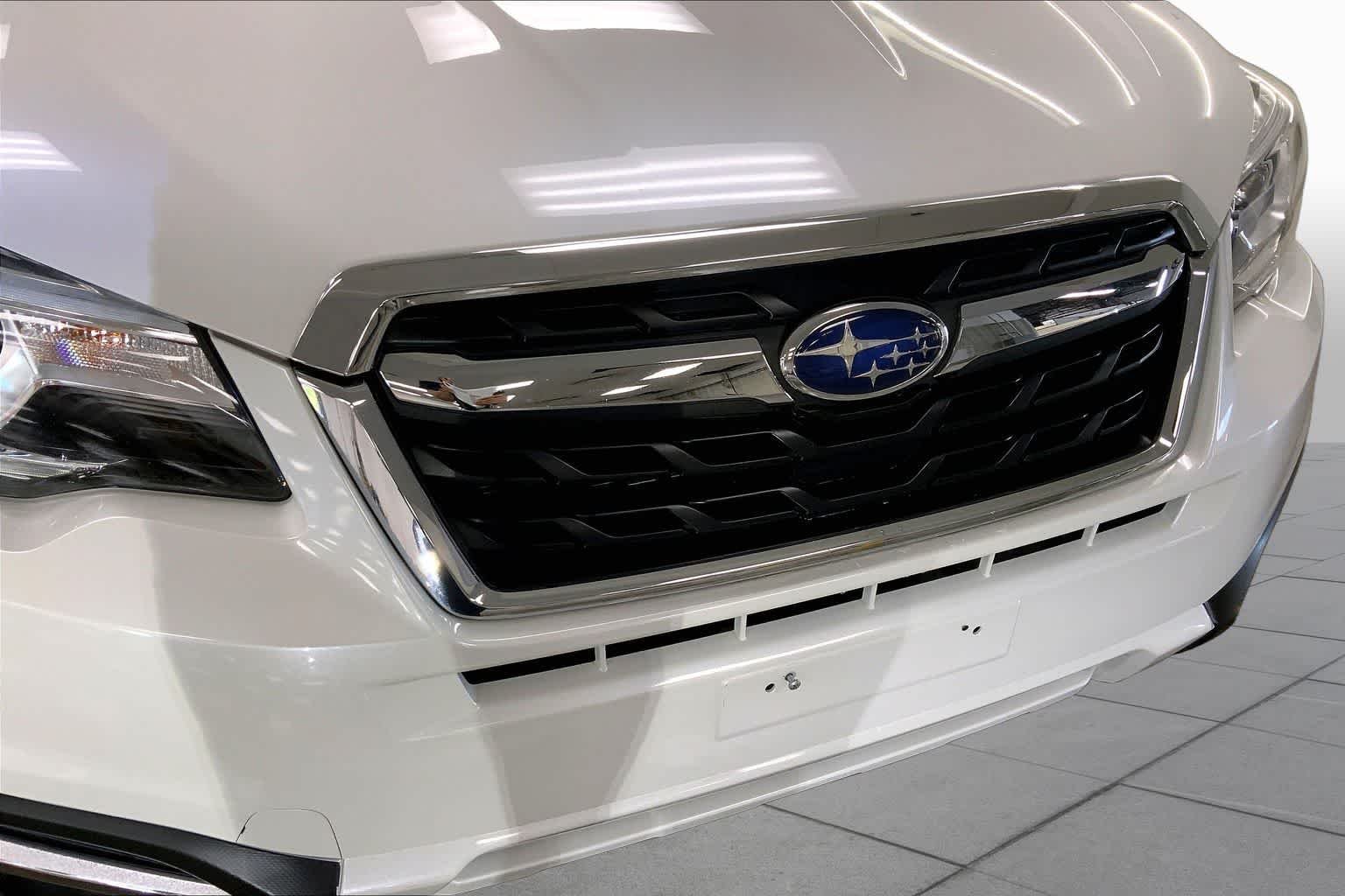 Used 2018 Crystal White Pearl Subaru Limited image 32