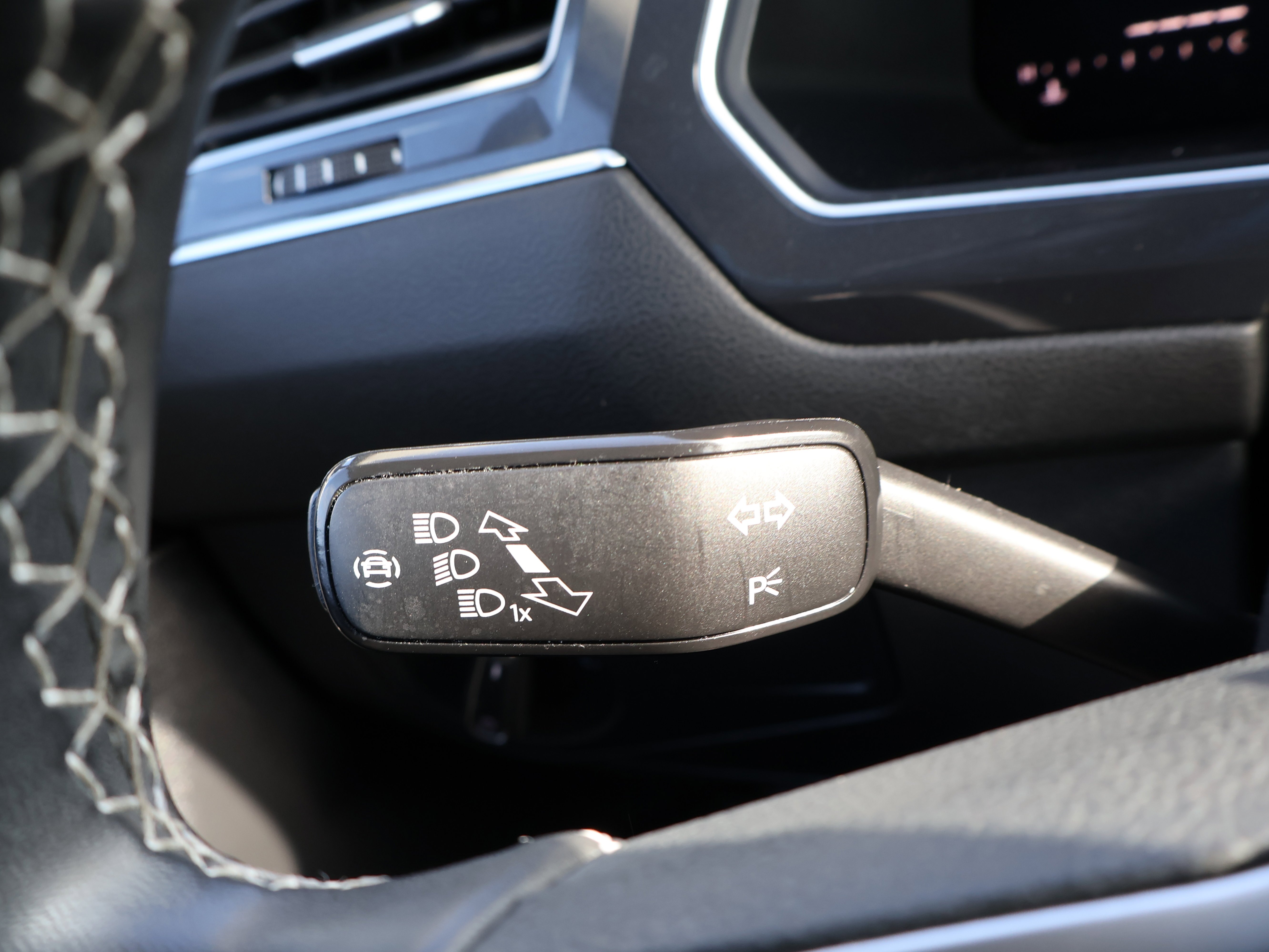 2022 Volkswagen Tiguan SE - Photo 36