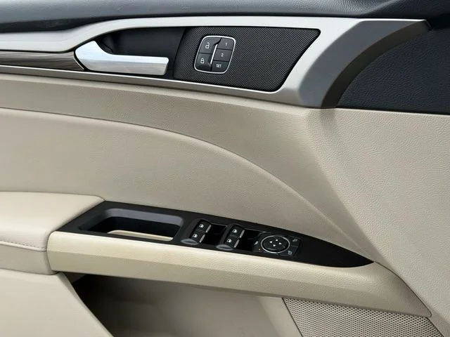 2017 Ford Fusion SE - Photo 25