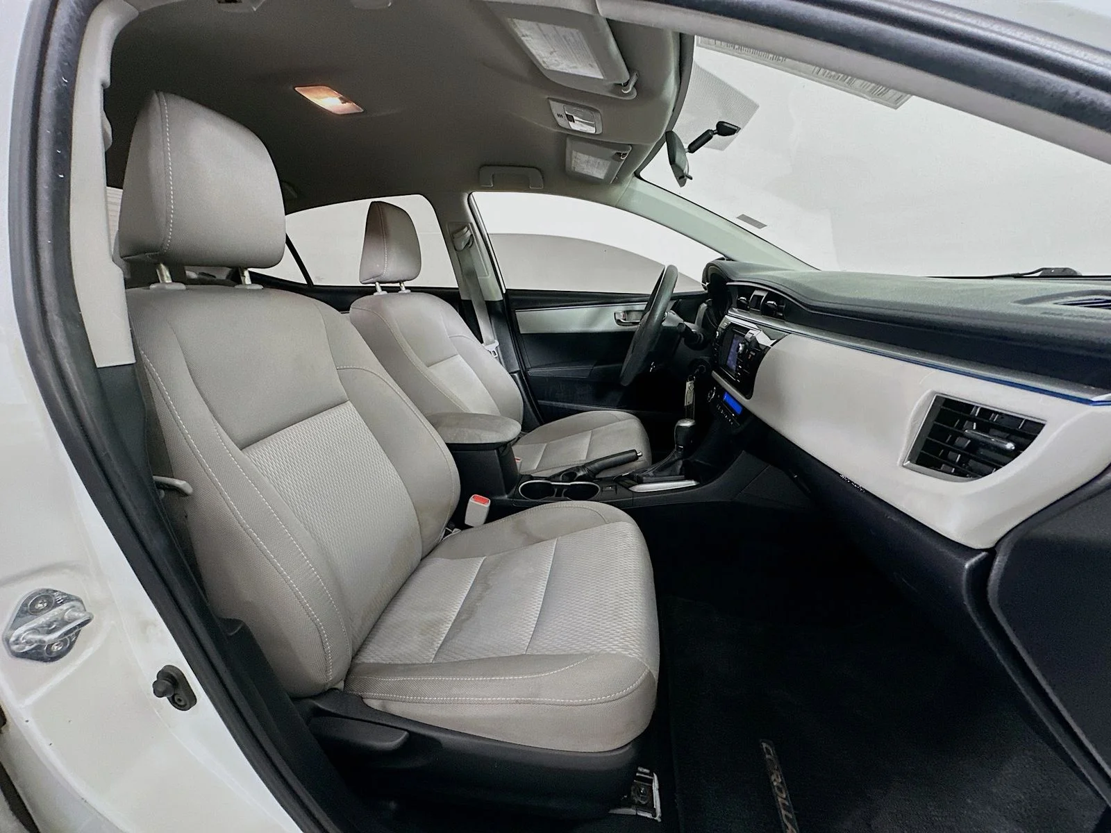 Used 2015 Super White Toyota LE image 26