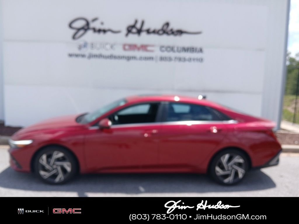 Used 2025 Red Hyundai SEL Convenience image 2