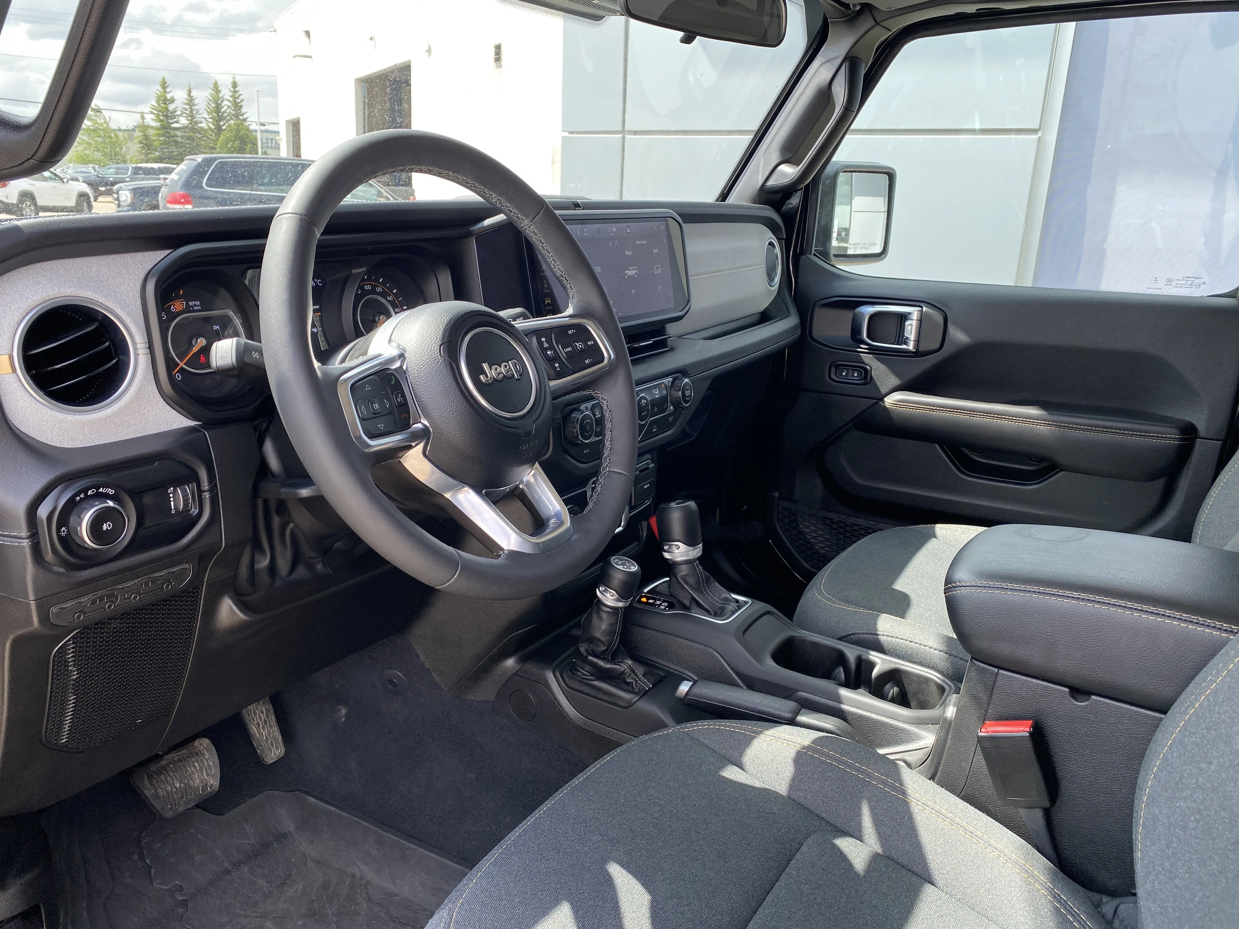 Used 2025 Black Jeep Sahara 4 Door 4x4 * 3.6L V6 * REMOTE STARTER * ADAPTIVE CRUISE * image 9