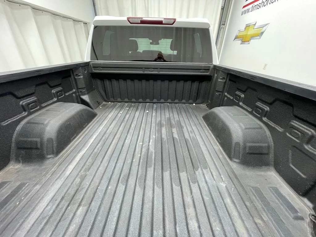 Used 2022 White Chevrolet Custom image 6
