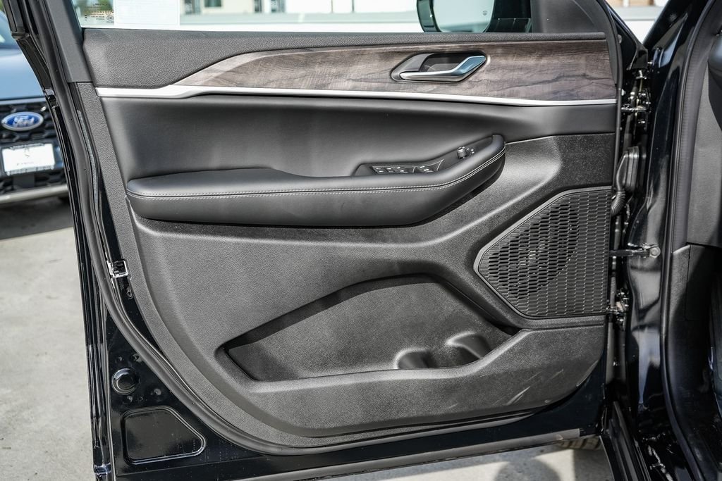 New 2026 Diamond Black Jeep Altitude image 22