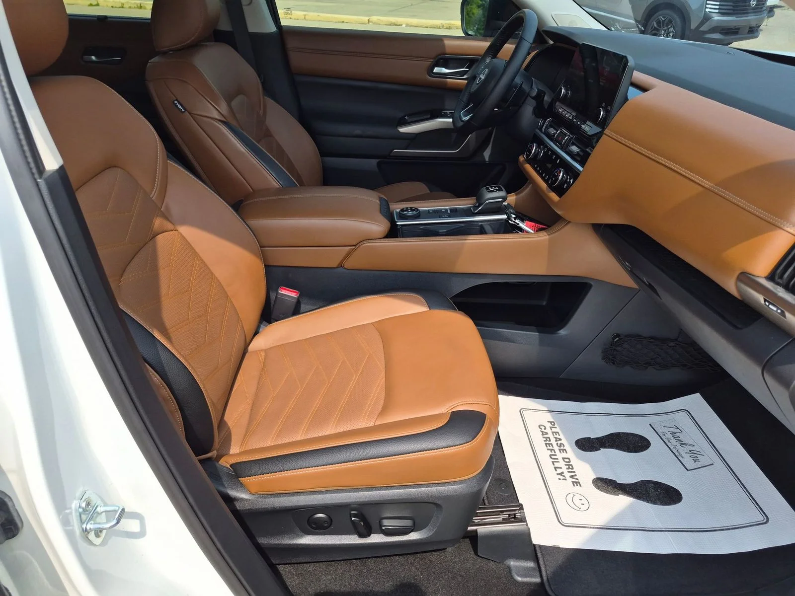 Certified Used 2024 Pearl White Nissan Platinum image 33