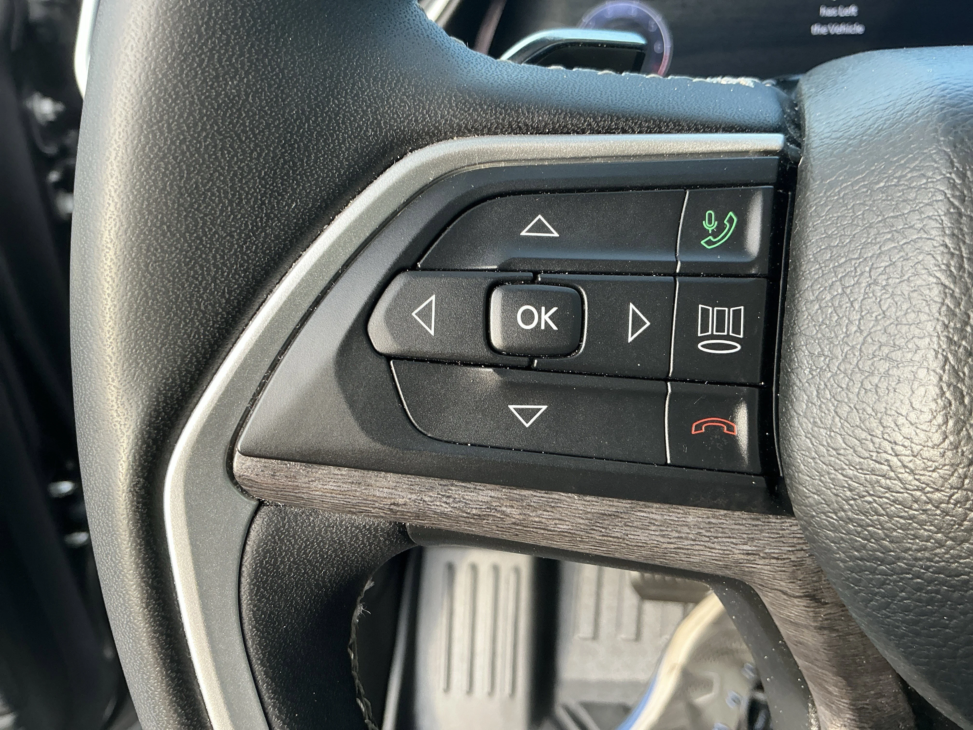 Used 2023 Grey Jeep Limited image 17