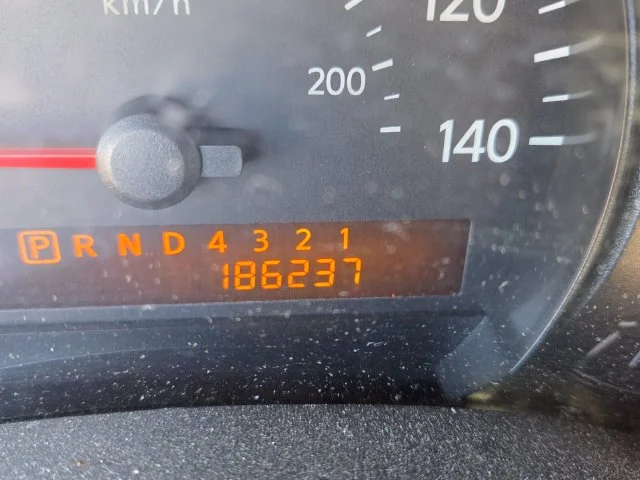 Used 2004 Gray Nissan LE image 27