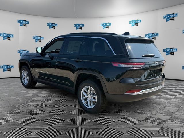 New 2026 Diamond Black Crystal Pearl-Coat Exterior Paint Jeep Laredo X image 3