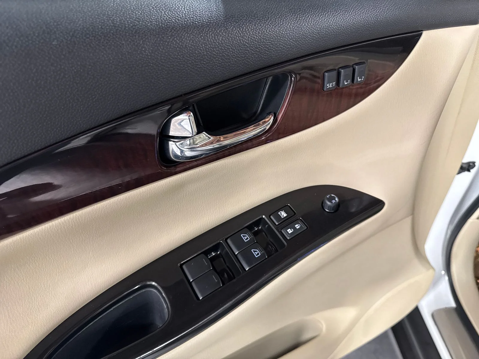 Used 2017 White INFINITI Base image 16