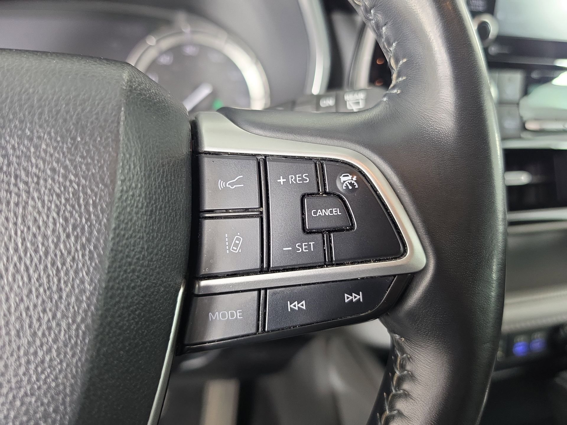 Used 2022 Silver Toyota XLE image 23