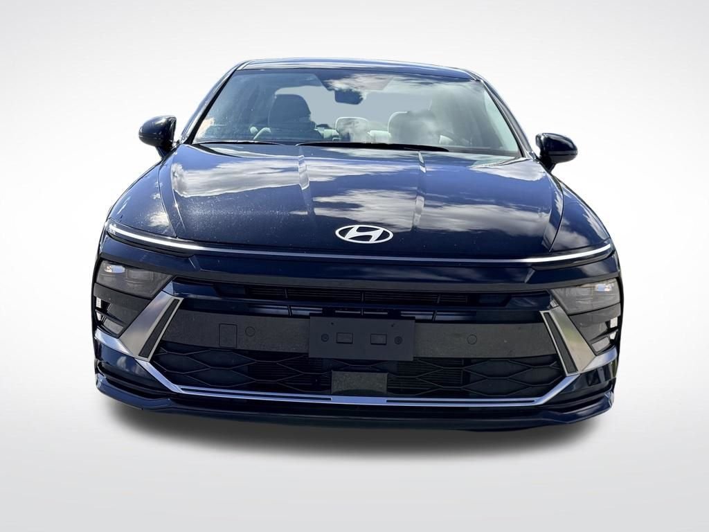 Used 2025 Black Hyundai SEL image 9