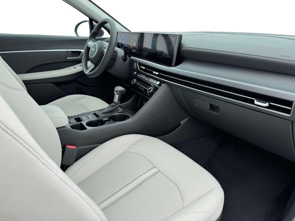 New 2025 White Hyundai SE image 34