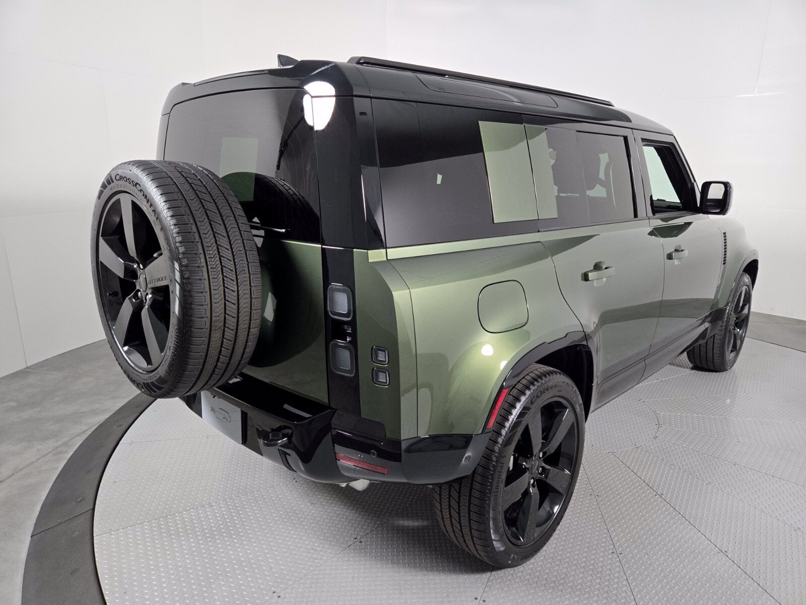 New 2026 Woolstone Green Land Rover X-Dynamic SE image 2