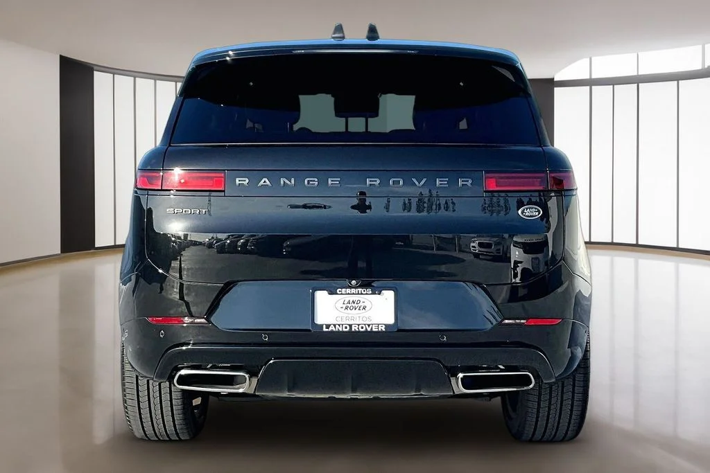 Used 2023 Black Land Rover SE Dynamic image 5
