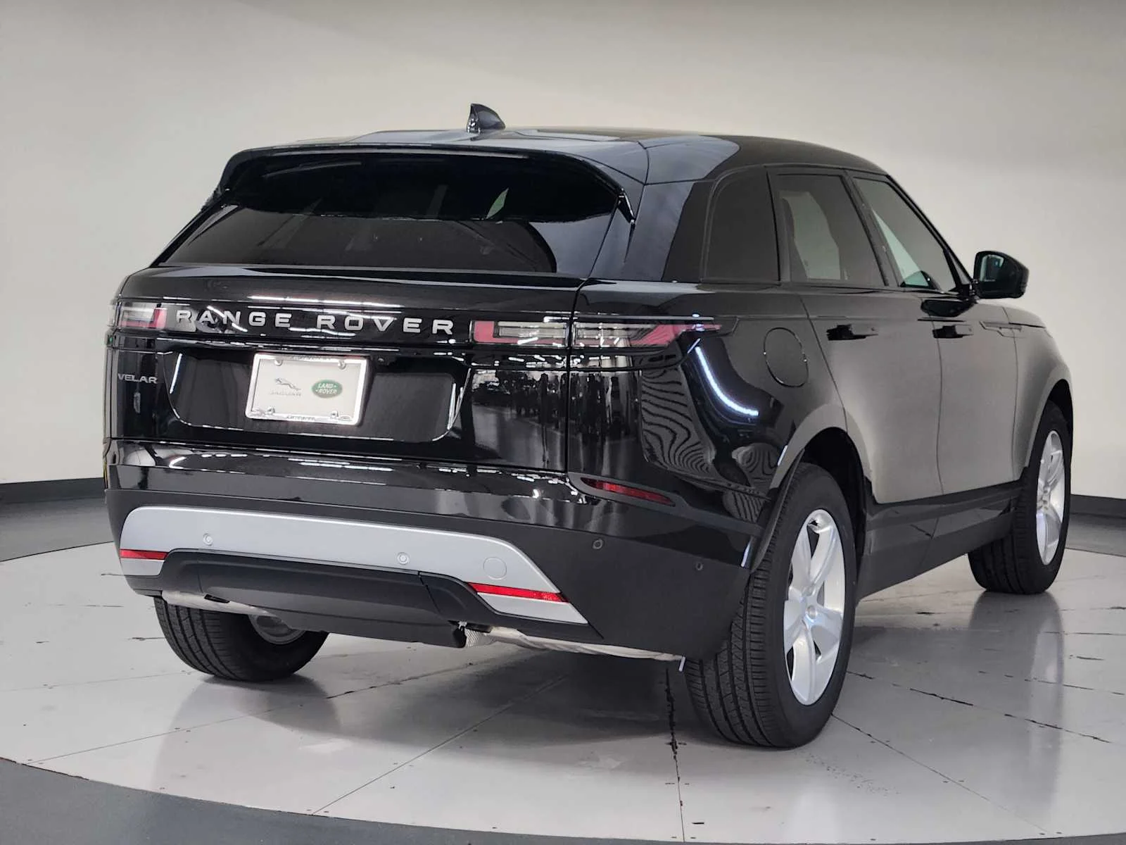 New 2026 Santorini Black Metallic Land Rover S image 2