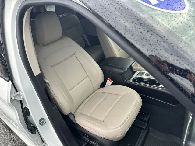 Used 2022 White Ford Limited image 27