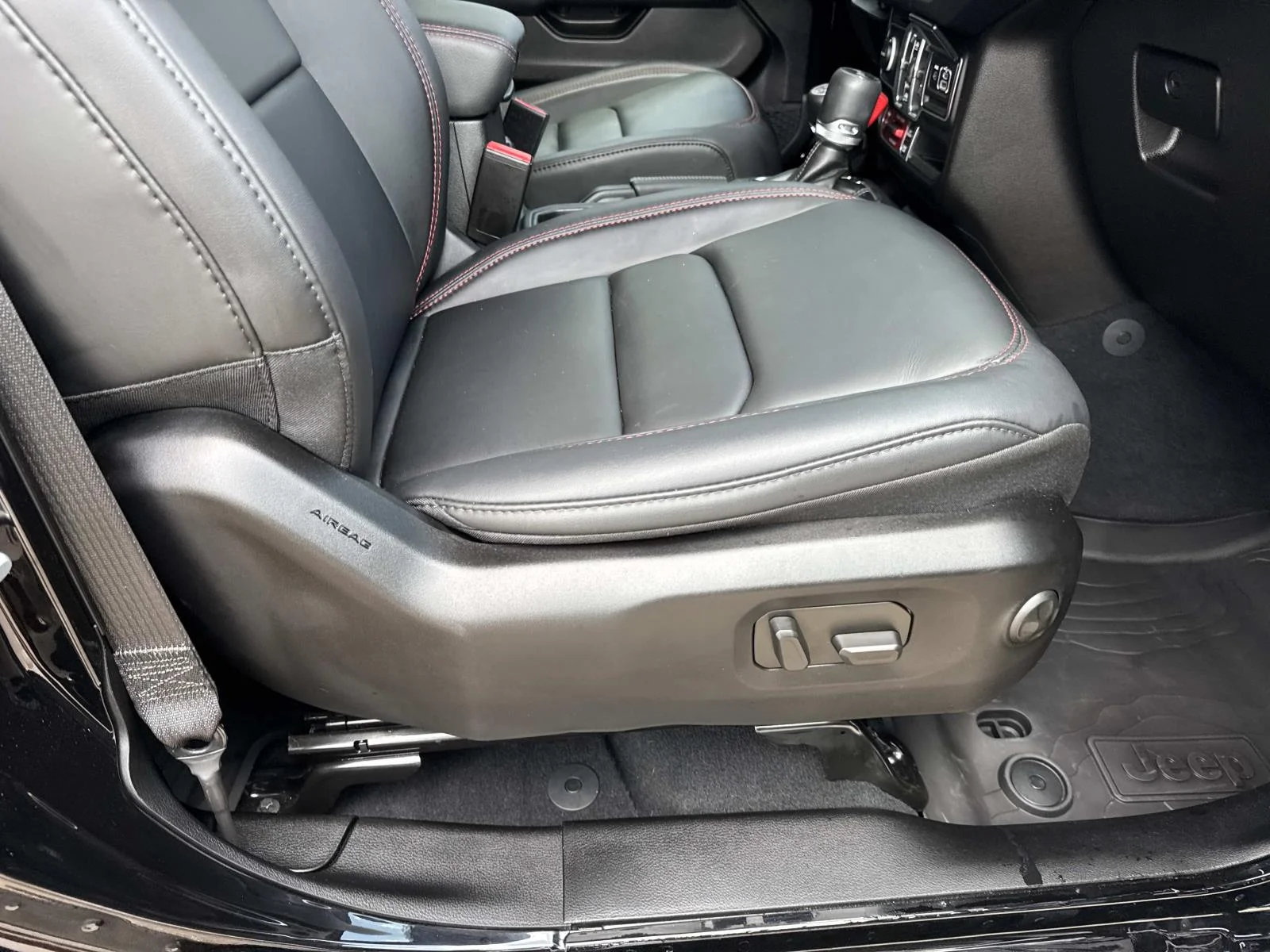 Used 2026 BLACK CLEARCOAT Jeep Rubicon X image 11