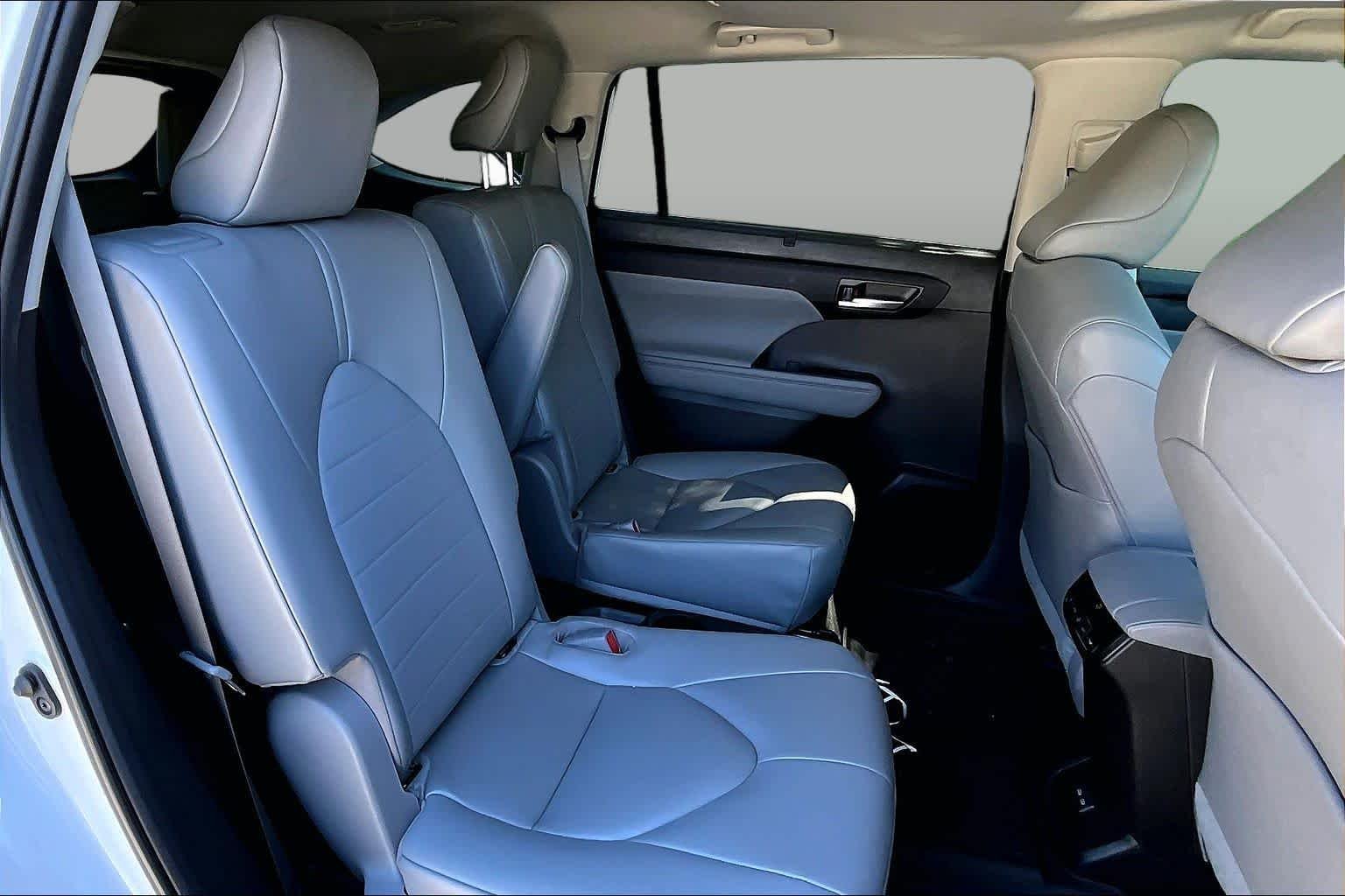 Used 2023 Wind Chill Pearl Toyota XLE image 19