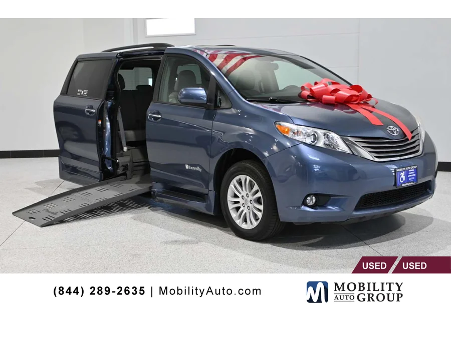 2016 Toyota Sienna XLE Premium V6 8-Passenger's photo