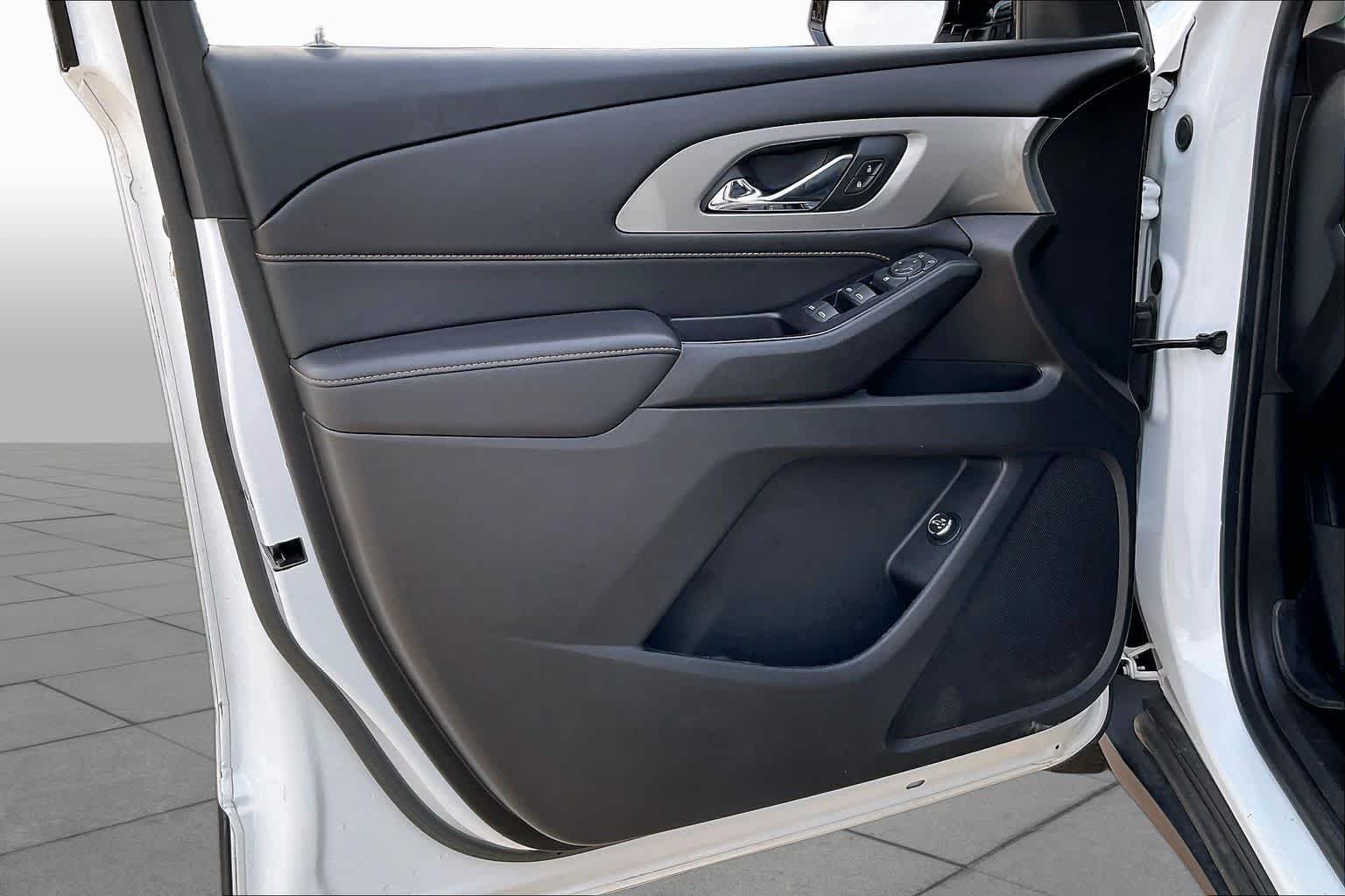 Used 2020 Summit White Chevrolet LT Cloth image 19