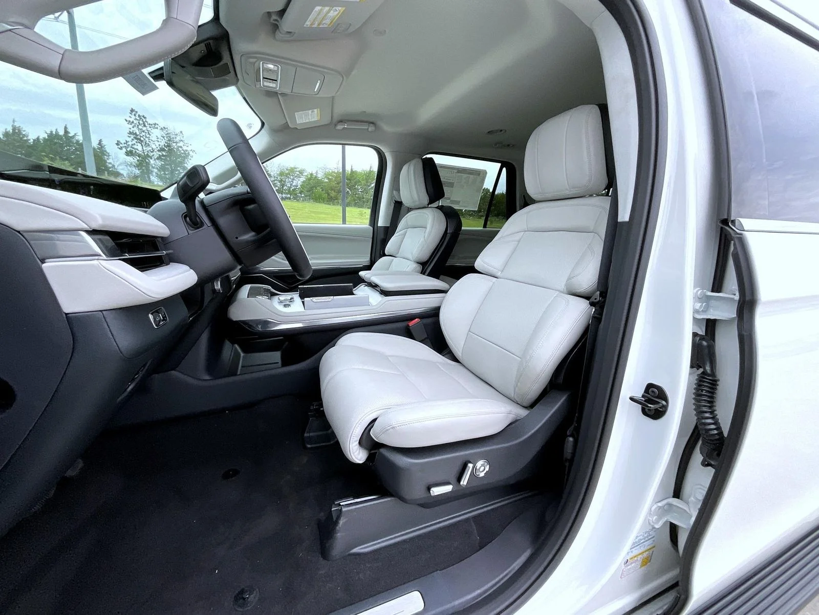 New 2026 White Lincoln Premiere image 10