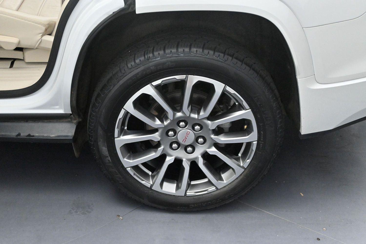 Used 2023 White Frost Tricoat GMC Denali image 34