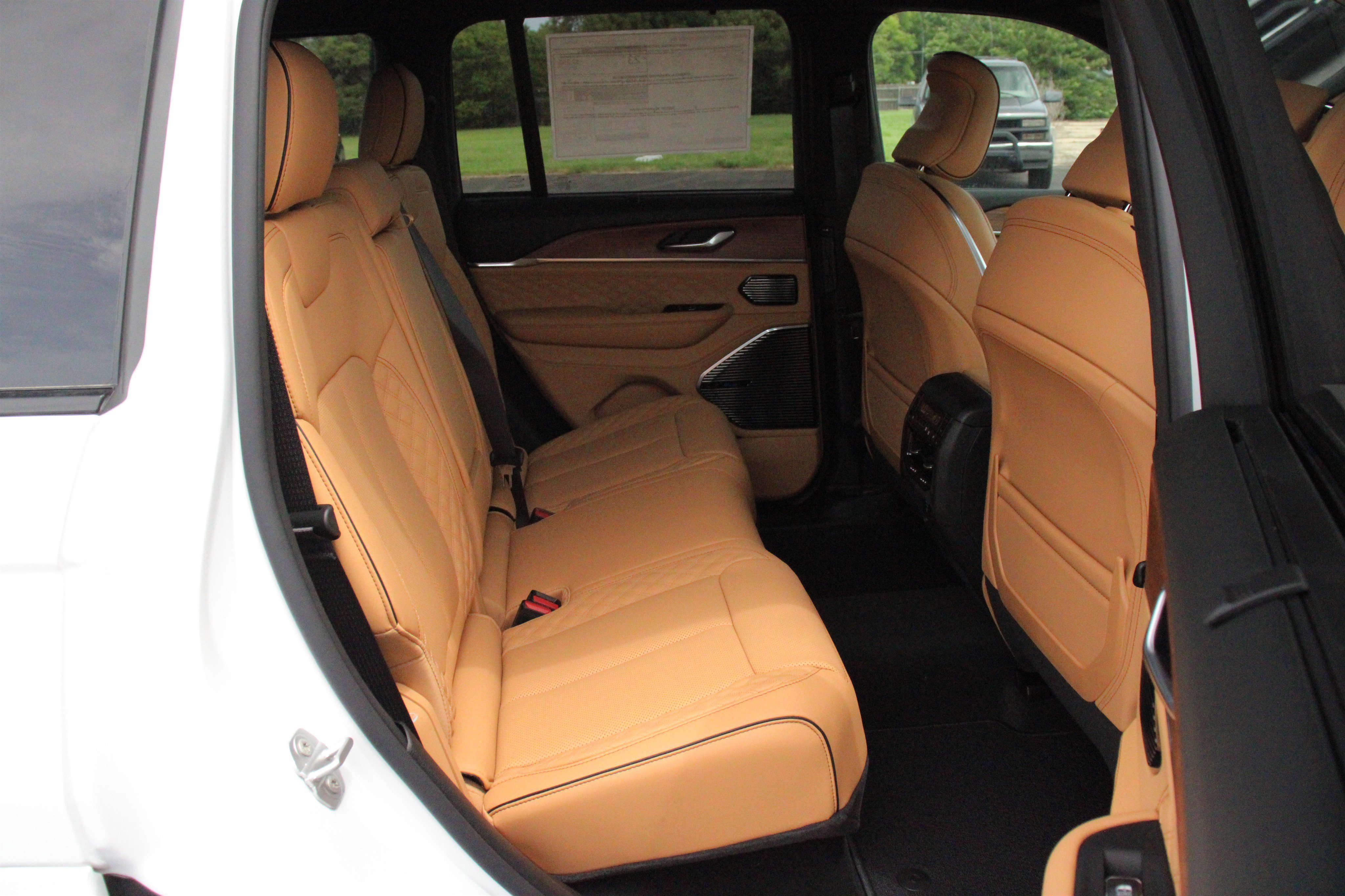 New 2026 Bright White Clear-Coat Exterior Paint Jeep Summit image 29