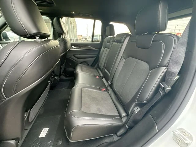 New 2026 Bright White Clear-Coat Exterior Paint Jeep Altitude image 25