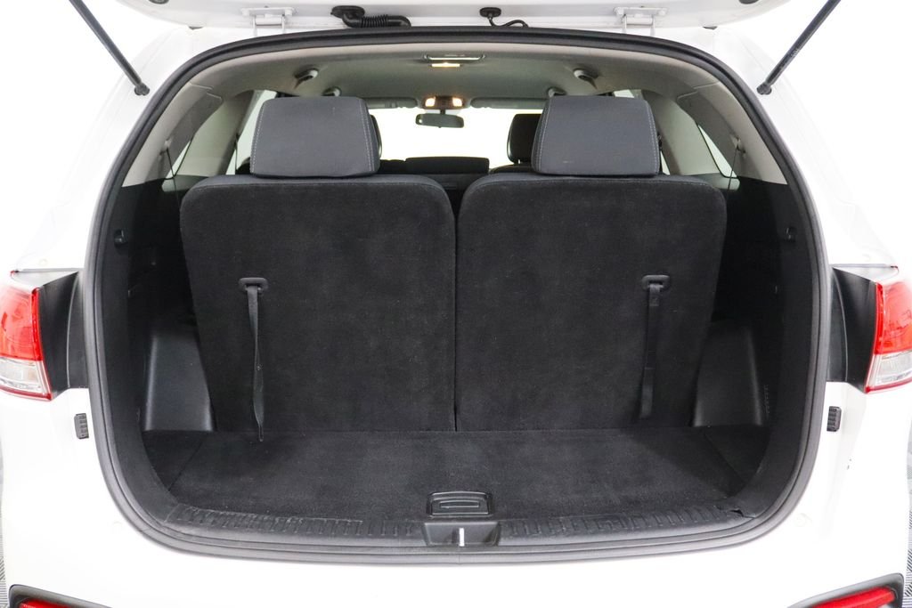 Used 2017 White Kia LX image 25