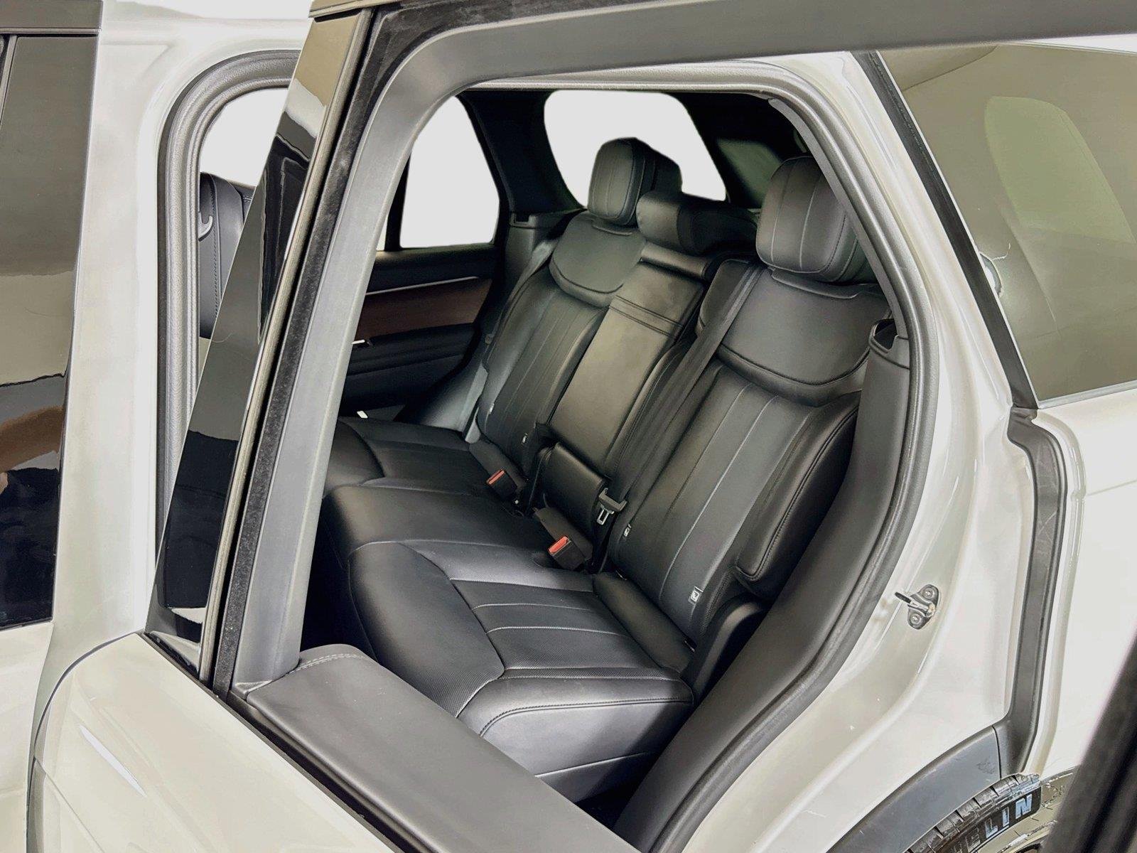 Used 2024 Fuji White Land Rover SE | Blackout Pkg | 360 Camera | Heated/Vented Seats image 24