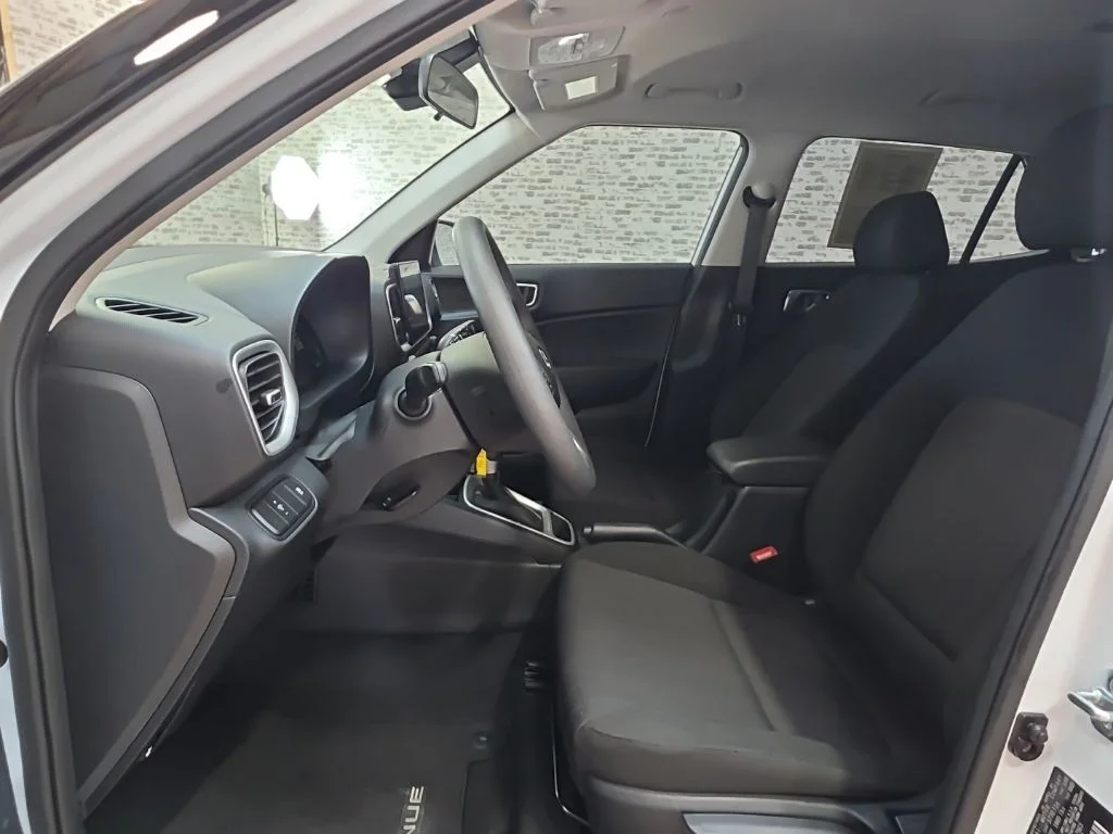 Used 2025 Lunar White Hyundai SE image 21