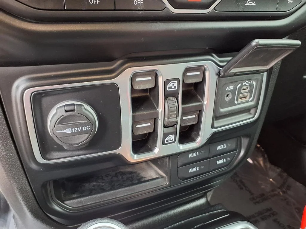 Used 2022 Green Jeep Sport image 8