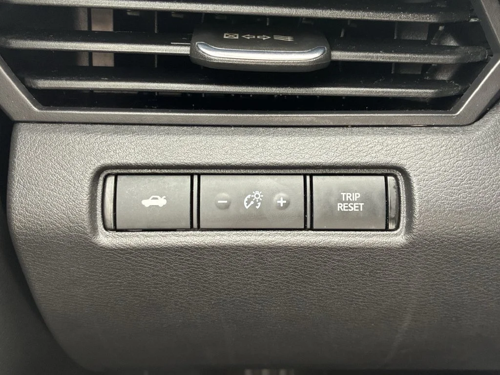 Used 2025 White Nissan 2.5 SV image 32